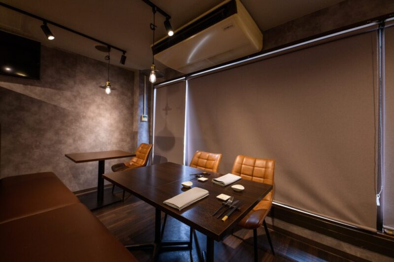 TABLE SEAT